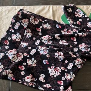Torrid Pixie Type Leggings size 2 R (2X reg) with floral and skulls motif